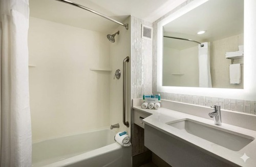 Downtown Albany Hotel | 3 Modern Rooms for Group Stay | Steps from New York State Museum - 0.6mi away
