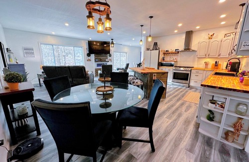 Littleton Cottage | 37pa Superbly Appointed Riverfront Home in Littleton! Skiing, Hiking, Firepit, wif