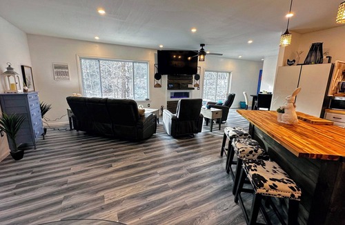 Littleton Cottage | 37pa Superbly Appointed Riverfront Home in Littleton! Skiing, Hiking, Firepit, wif