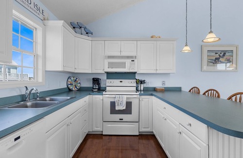 Emerald Isle House | 3rd Row Oceanview Duplex,beach and community pool access, in Spinnaker's Reach