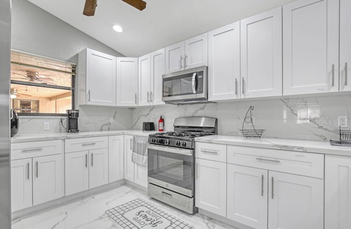 Jog Road House | 4-bedroom house in welcoming Wellington with AC