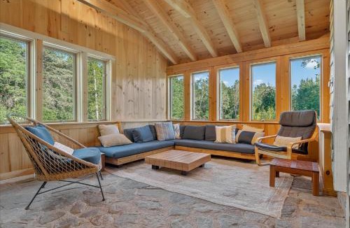 Lyndon Center House | 4 Br Sleeps 8 - Kayaks - Fire Pit - Dog Friendly