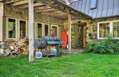 Lyndon Center House | 4 Br Sleeps 8 - Kayaks - Fire Pit - Dog Friendly