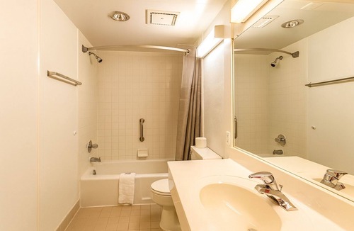 Edgewood Hotel | 4 Inviting Rooms for Budget Travelers w/Laundry On-Site