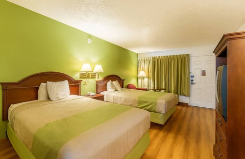 Edgewood Hotel | 4 Inviting Rooms for Budget Travelers w/Laundry On-Site