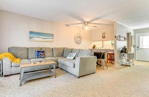Fairfield Bay House | 4 Mi to Greers Ferry Lake: Condo w/Deck & Balcony