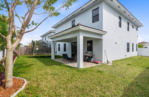 Kendall West Villa | 4BR/4BTH Miami Oasis: Stylish Retreat w/BBQ & Trampoline - Near Beach & Airport