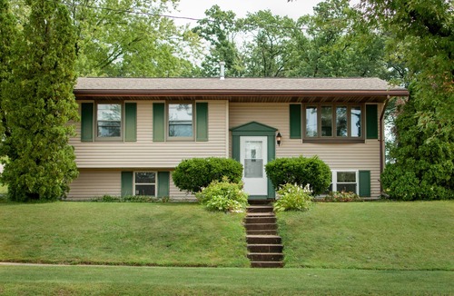Cedar Rapids House | 5 Bed, 2 Bath Split Level Home Big Yard on NE Side of Cedar Rapids