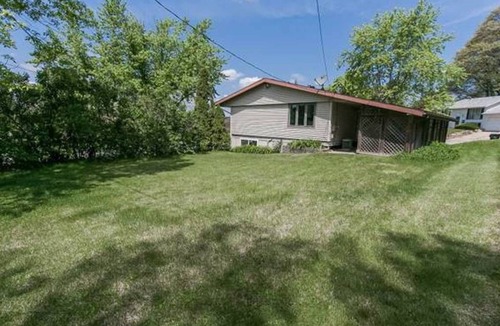 Cedar Rapids House | 5 Bed, 2 Bath Split Level Home Big Yard on NE Side of Cedar Rapids