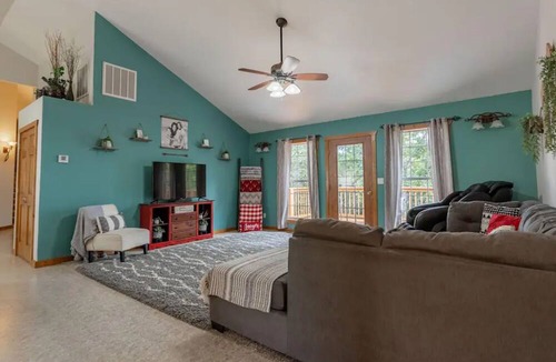 Branson House | 5 bed Mountain View Retreat on 8 Acres Near Town