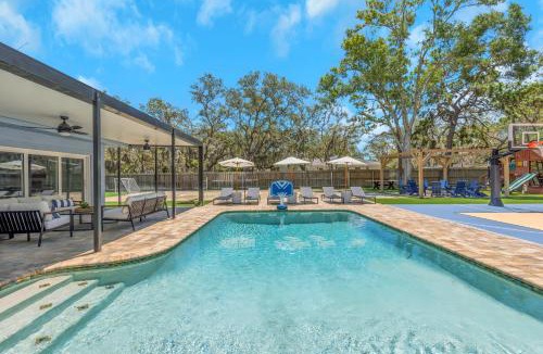 Seminole House | 5-Bedroom Family Resort - Pool - Pickleball - Mini Golf - Volleyball