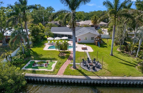Largo House | 5 Bedroom Waterfront Retreat - Heated Pool, Mini Golf & Games! Sleeps 18