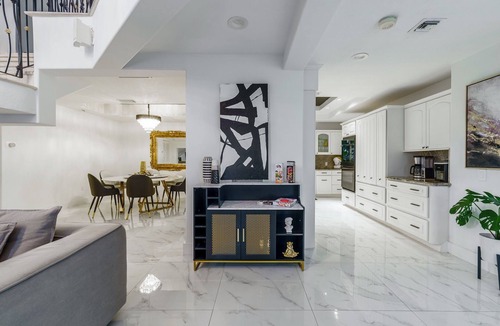 West Little Havana House | 5BR 9-Bed Central Miami Spacious Villa, Pool, Grill & More