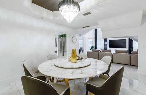 West Little Havana House | 5BR 9-Bed Central Miami Spacious Villa, Pool, Grill & More