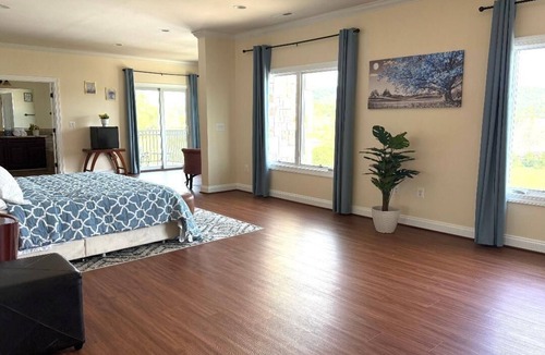 Purcellville Bed & Breakfast | 5BR Lakefront Estate w/Private Island Access/Entire House + Breakfast Included