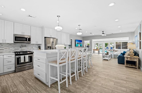 Pompano Isles House | 6 mins to Beach ~ Heated Pool ~ Dock ~ Paddleboards