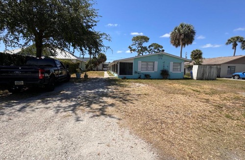 Vero Beach Apartment | 875 Oasis #4 Location!