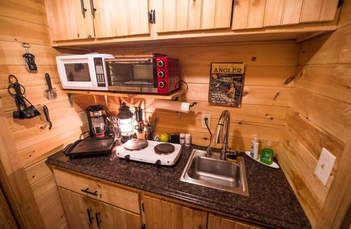 Jackson Cabin | 998 Pinhkham · Cozy Wooded Cabin/private hot tub/fireplace/river