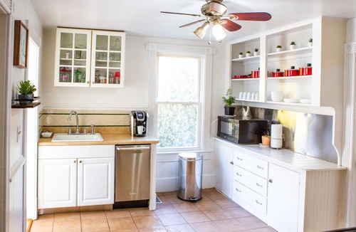 Wakefield-Peacedale House | A/C, Sleeps 12 Short Drive to Beach