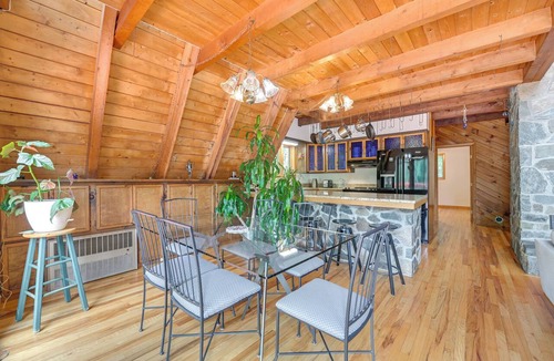 Town of Grafton House | A-Frame Retreat: Next to Grafton Lakes St Park