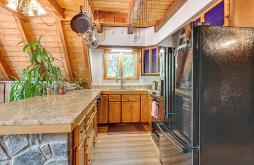 Town of Grafton House | A-Frame Retreat: Next to Grafton Lakes St Park