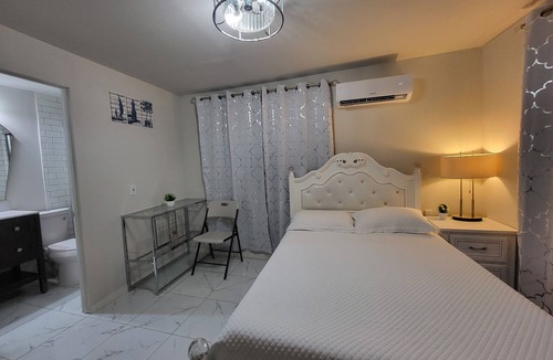 Little Havana Bed & Breakfast | A Nice Private Bedroom and Bathroom in Centrally-Located Miami with AC e2