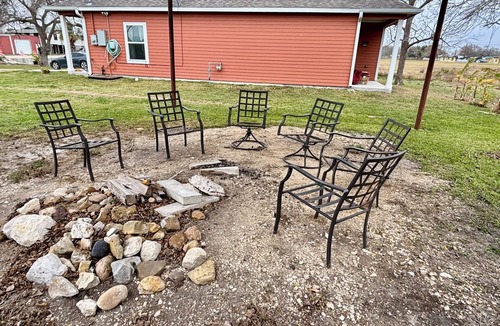 Long Mott House | ADA friendly Cottage on XL lot with Fire Circle, 1.5 blocks from Bayfront & Pier