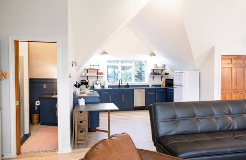 Rangeley Apartment | Airy studio with lake access & views, AC, 5min to downtown