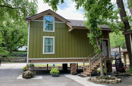 Eureka Springs Historic District Bed & Breakfast | All Seasons Treehouse Village