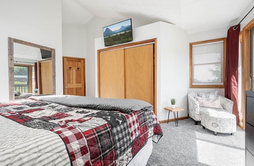 McHenry House | Alluring 3 Bedroom Ski In/ Ski out home w/ amazing slope views!
