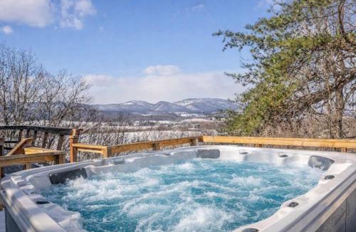 Moorefield Ski Chalet | Amazing Views Hot Tub Deck FirePit & Game Room