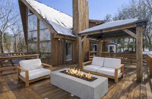 Moorefield Ski Chalet | Amazing Views Hot Tub Deck FirePit & Game Room