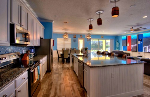 Loughman House | America Bowling Villa, 1 GB wifi, 14 en suites, 20 foot LED Video wall,sleeps 40