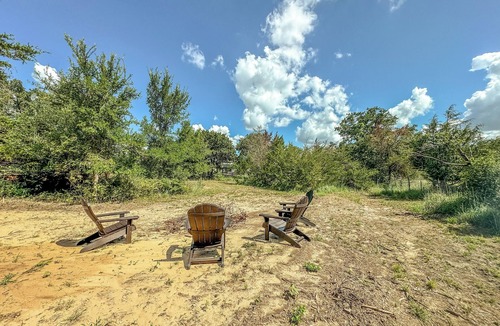 Somerville Cabin | Apache Log Cabin - Walk to Lake, Pet Friendly