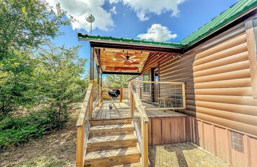 Somerville Cabin | Apache Log Cabin - Walk to Lake, Pet Friendly