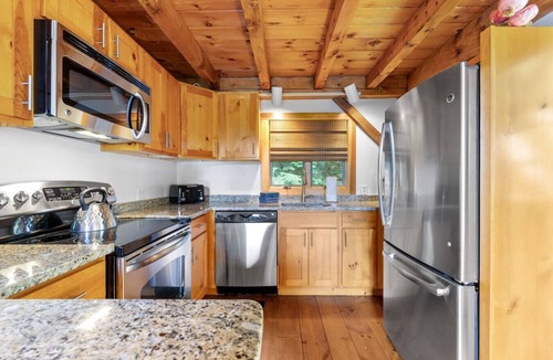 Bartlett House | Artisan Timber Retreat w/Unique Touches|Hot tub