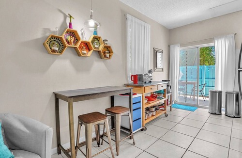 South Palm Park Neighborhood Association Apartment | artistic/uplifting, pool/spa, large garden, walking distance to beach/town