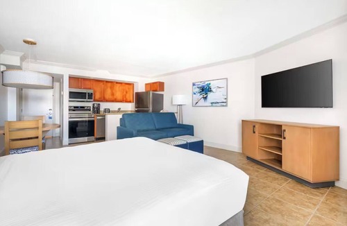 Seminole Park Hotel | Atlantic Beach Studio w/Kitchen l Pools, BBQ Area near Daytona Speedway
