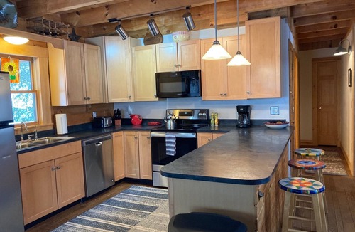 Timberline Cabin | AUTHENTIC LOG CABIN-11 Acre Lake, Central AC, Hot tub, WiFi