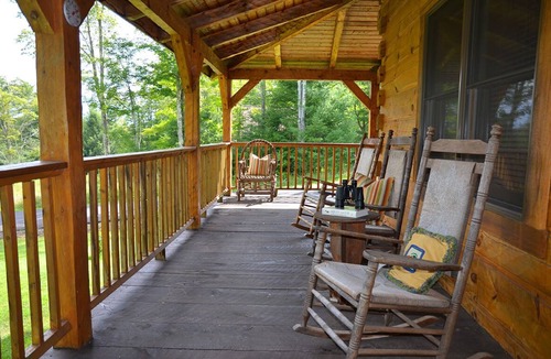 Timberline Cabin | AUTHENTIC LOG CABIN-11 Acre Lake, Central AC, Hot tub, WiFi
