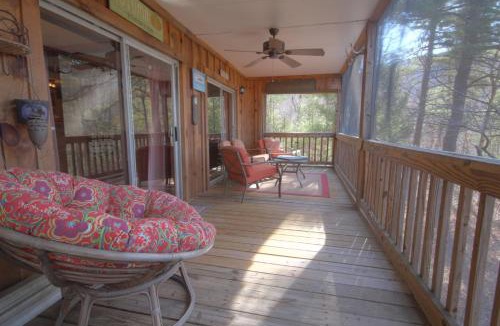 Stanley House | Autumn Ridge- Cozy cabin in the Blue Ridge Mountains with a bubbly hot tub!