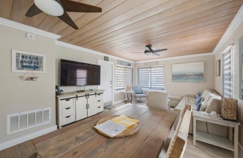 Madeira Beach Apartment | Awesome Florida Cottage - 2b 1b - Surf Song #113