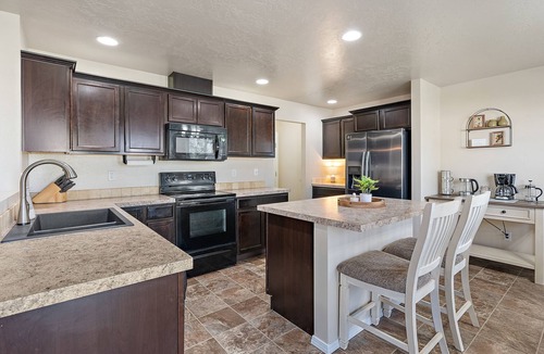 Caldwell House | ⭐Badminton/Volleyball net⭐️100Mbps⭐️3 TVs⭐️15min→Indian Creek Plaza⭐2600ft² ⭐