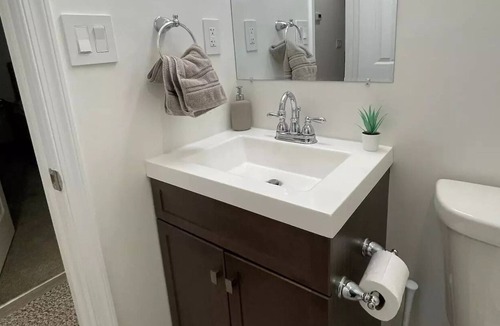 Warrenton Villa | Baldwin Cottage: king bed, office, bath, projector, Fast Wi-Fi