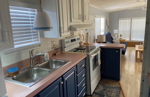 Hutchinson Island South Cabin | Beach Access Hot Tub Pools Marina/Resort