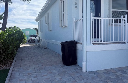 Hutchinson Island South Cottage | BEACH HOUSE Walk to Private Beach, Pool, & Restaurants