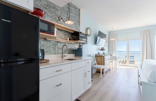 Hampton Apartment | Beach is just a few feet away