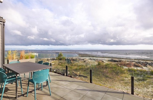 Black Creek Apartment | Beachfront Luxury Suite #15 at THE BEACH HOUSE