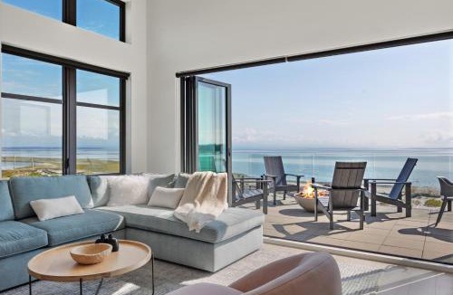 Black Creek House | Beachfront Luxury Suite #18 at THE BEACH HOUSE