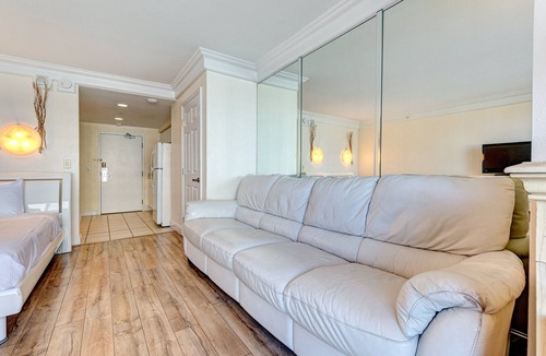 Ortona Park Condo | Beachfront Studio Retreat | King Bed, Pool, Gym & Prime Location